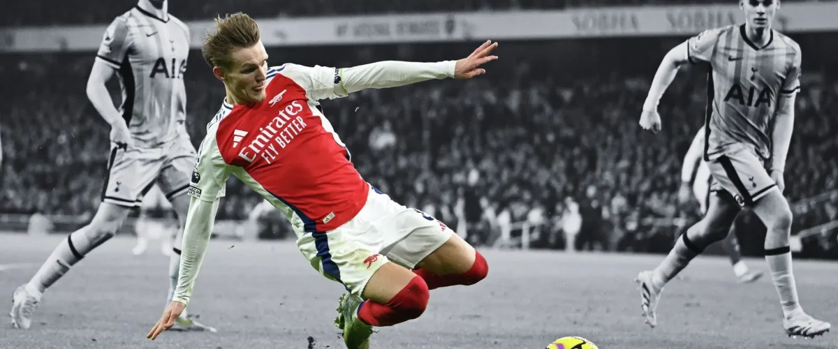 arsenal nogometni kamp za djecu Igrač Arsenala izvodi klizeći start tijekom natjecateljske nogometne utakmice